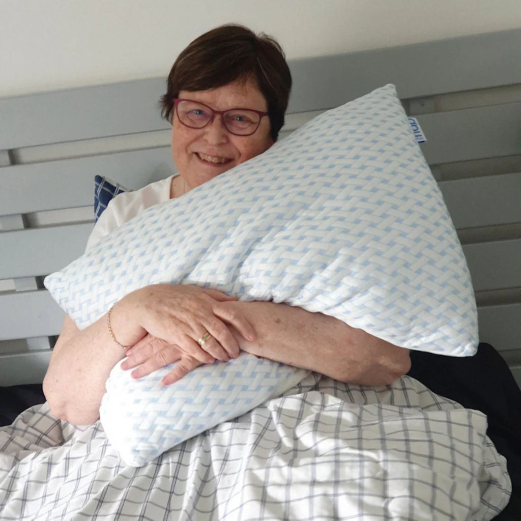 Sarah Whitfield hugging her Welcari pillow